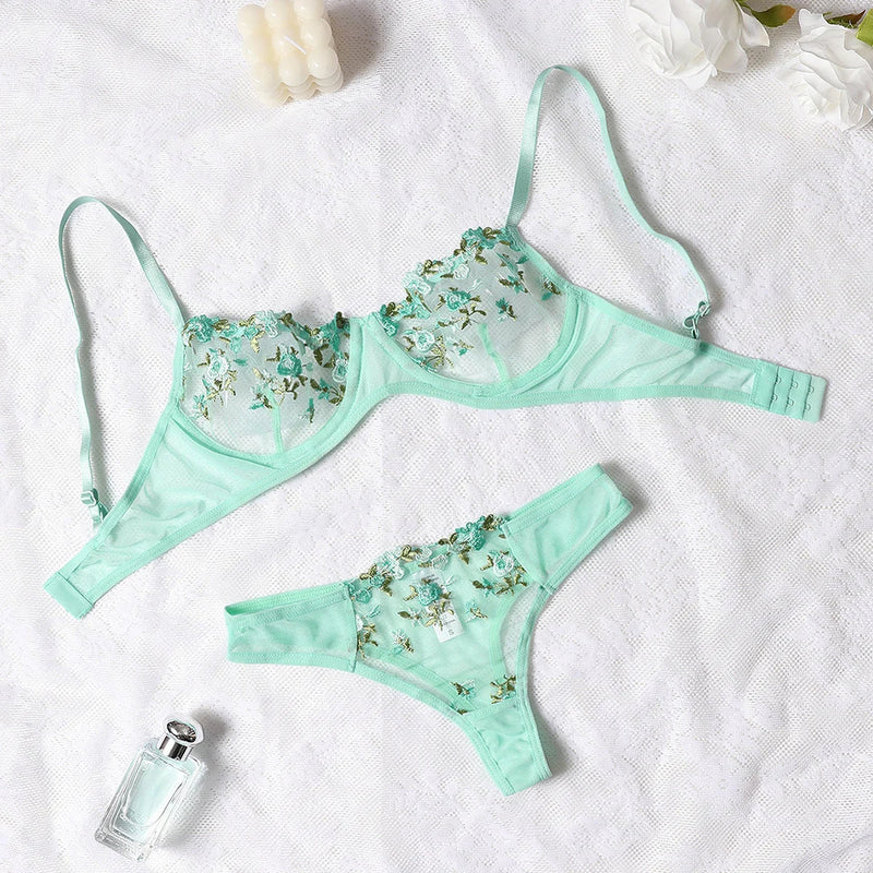 Conjunto de Lingerie Bordada com Flores
